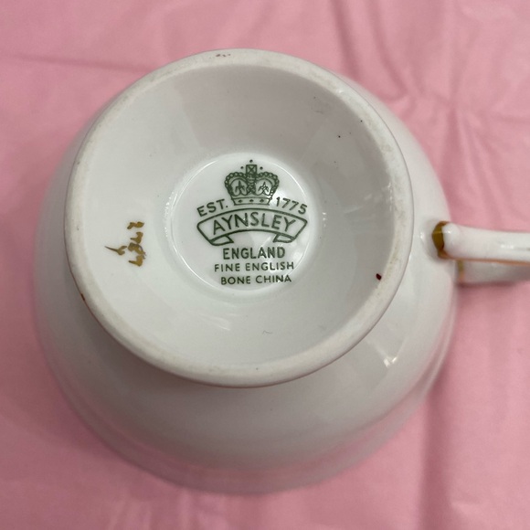 VTG AYNSLEY FINE BONE CHINA RED, WHITE AND GOLD FOOTED TEACUP AND SAUCER - Picture 4 of 11